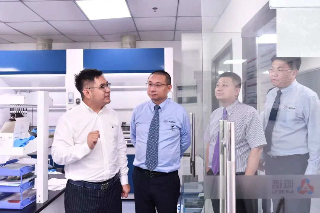 双方领导参观实验室.jpg